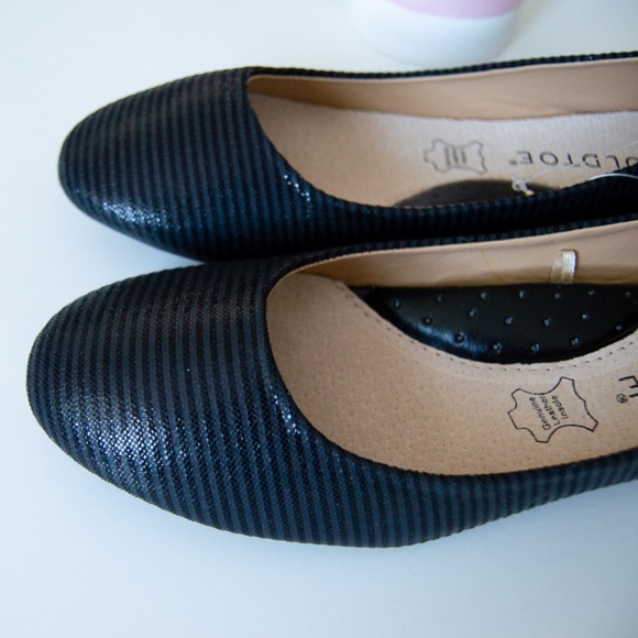 Gold Toe Black Flat Shoes - Picture 4 of 7